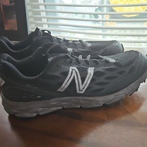 New Balance Men's Black and Gray Athletic Shoes